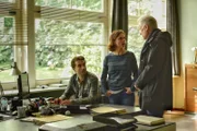 Hinnerk Feldmann (Oliver Wnuk, l.), Ina Behrendsen (Julia Brendler) und Theo Clüver (Robert Atzorn) sind sich nicht einig, welcher Spur nachzugehen ist.