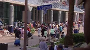 Gestrandete Einwohner von New Orleans versammeln sich nach dem Hurrikan Katrina im Jahr 2005 vor dem Convention Center.