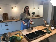 Blick hinter die Kulissen bei Tara Junker und ihrer eigenen Koch-Show. Die 25jährige Tara, erfolgreiche Unternehmerin und Kochbuchautorin, kämpft gegen Essensverschwendung und für Nachhaltigkeit. Sie tischt den Finnen nicht nur vergessene Gemüsesorten auf, sondern rührt den Kochlöffel auch für wohlschmeckende wie verantwortliche Ernährung.