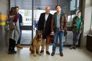 Direktor Rose (Uli Gebauer, 3.v.l.) und Stefan Vollmer (Hendrik Duryn, 2.v.r.) betreten mit "Drogenspürhund Klaus" die Schule.