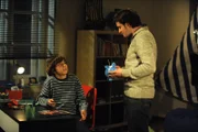Felix erhält von Flori Tipps in Sachen Sparschwein knacken. Von links: Felix Kramer (Shayan Hartmann) und Florian Brunner (Tommy Schwimmer).
