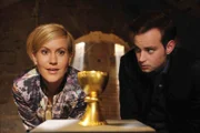 Klara (Wolke Hegenbarth, l.) und Jonas Wolter (Jan Niklas Berg, r.) finden einen Kelch aus dem alten Kloster Drübeck und begeben sich damit in höchste Gefahr.