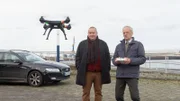 Revier-Chef Jan Reuter (Udo Kroschwald, l.) kennt Johannes Hoff (Hans-Heinrich Hardt, r.) noch unter seinen Spitznamen „Zwei-Affen-Johnny“. Und der ist in Polizeikreisen nicht gerade für seine Sorgfältigkeit, dafür aber für seine Starrköpfigkeit bekannt. Kann Reuter ihn dazu bringen, Annekes Theorie eines gezielten Drohnenanschlags, zu untersuchen?