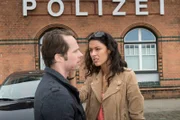 Mattes (Matthias Schloo, l.) Abend ist gerettet: Seine neue Freundin (Rebecca Mir, r.) verzichtet auf das vereinbarte gemeinsame Abendessen, um sich zu Hause um seine Verletzung zu kümmern.