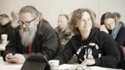 Karen (r.) bei einer Mitgliederversammlung ihrer Partei. Sie hat mit ihrer Fraktion den Wiedereinzug in den Kreistag geschafft.