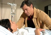 Christoph Lenz (Sven Martinek) ist in großer Sorge: Susanne (Elisabeth Lanz), die von einer Vampirfledermaus in die rechte Hand gebissen wurde, hängt am Tropf.
