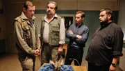 Waldarbeiter Tobias Körner (Gerdy Zint, l.) ist gestellt mitsamt dem frisch geschossenen Reh. Doch Jonas Wolter (Jan Niklas Berg, 2.v.r.), und Ollie Ollenhauer (Christoph Hagen Dittmann, r.) rätseln, ob der Wilderer auch der Mörder des Bruders von Theo Euler (Andreas Windhuis, 2.v.l.) ist.