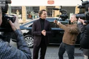 Bei seiner Ankunft in Bielefeld wird FACE23-Gründer Benjamin Heller (Jörg Pintsch) bereits von der Presse in Empfang genommen.