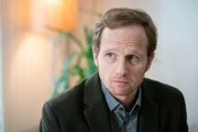 Elmar Barnack (Christian Näthe) ist verzweifelt: Die neue App FACE23 hat pikante Geheimnisse aus seiner Jugend freigelegt, die ihn jetzt nicht nur seinen Job, sondern auch seine Familie kosten könnten.