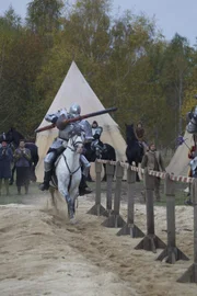 Im Laufe des 12. Jahrhunderts entwickelte sich das Turnier zum Groﬂereignis. Die Ritter wurden nicht mehr nur durch ihren Mut im Krieg zu Helden, sondern durch ihre sportlichen Leistungen im ritterlichen Zweikampf.  Honorarfrei - nur f¸r diese Sendung bei Nennung ZDF und Jiri SkupienIm Laufe des 12. Jahrhunderts entwickelte sich das Turnier zum Groflereignis. Die Ritter wurden nicht mehr nur durch ihren Mut im Krieg zu Helden, sondern durch ihre sportlichen Leistungen im ritterlichen Zweikampf.  Honorarfrei - nur f?r diese Sendung bei Nennung ZDF und Jiri Skupien