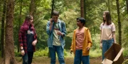 Die Libellen-Gruppe v.l.: Kaz (Maiya Silveston), Louis (Oliver Cunliffe), Glen (Krish Misra) und Meg (Katy Byrne) - lässt verschiedene Gegenstände teleportieren und schreiben deren "Reisezeit" auf. Was passiert in der Lücke zwischen dem Verschwinden und der Ankunft?