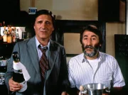 Josef Haslbeck (Helmut Fischer,links) preist sich mit Erfolg Giancarlo (Aurelio Ferrara) an - nur so kann er wieder einmal dem drohenden Rausschmiss von Ilse entgehen. Weiteres Bildmaterial finden Sie unter www.br-foto.de.