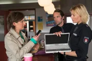 Dorit Bachmann (Heike Feist, l.) bittet Melanie (Sanna Englund, r.) und Mattes (Matthias Schloo, M.) um Hilfe. Von ihren elektronischen Geräten wurden sämtliche Daten ferngelöscht.