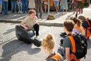 Auch Cellistin Ava (Nadja Sabersky, l.) landet auf dem Weg zum Vorspiel im Stau und gerät in eine Zwickmühle: Eigentlich unterstützt sie das Anliegen der Protestierenden, aber hier geht es um ihre Zukunft!