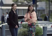Samantha (Rachel Keller, l.); Luna (Noémie Nakai, r.)