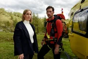 Gefährliche Entscheidung: Jessi (Maxi Warwel) und Simon (Ferdinand Seebacher) suchen getrennt voneinander am Berg nach den Vermissten.
