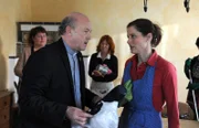 Pfarrer Kurz ist froh, dass die Landfrauen ihm angeboten haben, das Pfarrhaus zu putzen. Von links: Pfarrer Kurz (Hans Stadlbauer) und Annalena Brunner (Heidrun Gärtner).