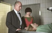 Gerichtsmediziner Dr. Robert Kolmaar (Ulrich Mühe) kann es Charlotte Hingsen (Anna Fischer) nicht ersparen, ihre tote Freundin zu identifizieren.