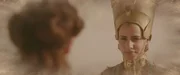 Hatschepsut (Nahid Mahoud, r.) warnt Theo (Eloise Little, l.) vor den bösen Kräften der Schlangen, gibt ihr aber auch Hinweise, wie diese zu überwinden sind.