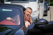 Familienvater Thomas Kling (Wayne Carpendale) macht seinem Ärger lautstark Luft. Im Kindergarten wartet seine Tochter auf ihn. Er hat kein Verständnis für die Protestaktion und will endlich weiterfahren!