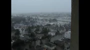 Luftaufnahme eines Deichbruchs und des überfluteten New Orleans in der Nähe des Lake Marina Towers. (Paul Hellmers)