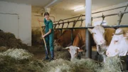 Die Enkelin Magdalena hilft schon fleißig auf dem Hof mit.