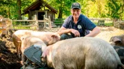 Der Mutschenhof im Spreewalddorf Lehde wird bereits in fünfter Generation von der Familie Kilka bewirtschaftet. Seit 2009 führt Sebastian Kilka den Hof mit viel Leidenschaft. Und auf dem Müggelsee liegt viel Arbeit vor Andreas Thamm und seiner Tochter Maria. Sie ist eine der jüngsten Fischerinnen überhaupt und die einzige in Berlin. Bald soll sie den Betrieb ganz übernehmen. - Sebastian Kilka.