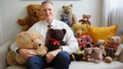 Dieter Bornemann, Pensionierter Bankkaufmann, 70 jährig, lebt mit Teddy-Bären zusammen.