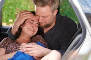 Zeynep (Miriam Ohlmeyer) und Max (Fatoni) sind erleichtert: Mitten im Stau hat ihre Tochter Greta das Licht der Welt erblickt.