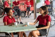 Ein Gespräch unter Kolleginnen: Lea Gomez (Jasmin Gassmann, r.) ermittelt undercover bei dem Lieferdienst "Bikefoodys" im Mordfall an einer jungen Fahrradkurierin. Von der Kurierfahrerin Tasmin Jones (Pia Amofa-Antwi, l.) erfährt sie, dass sich das Opfer für bessere Arbeitsbedingungen für die Fahrradkuriere eingesetzt hat – was vor allem bei der Firmenchefin nicht gut ankam. Ist hier ein Motiv für die Tat zu finden?