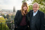 Auf ihren Patenonkel Georg Wilsberg (Leonard Lansink) kann Alex Holtkamp (Ina Paule Klink) sogar im fernen Bielefeld zählen.