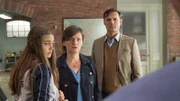 Nicolettas Eltern, Theresa (Heike Feist, M.) und Peter Wannemacher (Otto Strecker, r.), müssen ihre Tochter auf dem Revier abholen. Sie können kaum glauben, dass die brave Nicoletta (Josephine Becker, l.) im Alleingang geklaut haben soll - wahrscheinlich ist es der negative Einfluss von Lissi Dernbach. Über Lissis Mutter können sie jedoch auch keine hilfreiche Aussage machen.