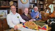 Zunftmeister Robert Dellinger (links) von der Lindauer Narrenzunft erklärt traditionelle Holzmasken.