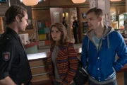Werden Tina (Ava Celik, M.) und ihr Freund Marek (Joachim Foerster, r.) Mattes (Matthias Schloo, l.) mit ihrer Aussage entlasten? Mattes wird beschuldigt, einen Jugendlichen krankenhausreif geschlagen zu haben.