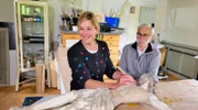 Kirchenmalerin Melanie Maurer (neben Vater Ernst Maurer) eckte wegen ihres Dialekts als Kind oft an.