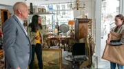 Pinar (Aybi Era, M.) muss eingreifen, da die Übergabe des gestohlenen Gemäldes nicht wie vorgesehen gelaufen ist. Richard Hirsch (Frank Leo Schröder, l.) und Andrea Ritter (Emma Brüggler, r.) wirken ertappt.