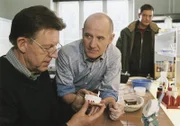 Dr. Robert Kolmaar (Mi: Ulrich Mühe) teilt Kommissar Joe Hoffer (li: Jörg Gudzuhn) und seinem Assistenten Etzel Hanisch (re: Daniel Krauss) die Vermutung mit, dass der tot geglaubte Horst Weihe vielleicht noch lebt.