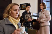 ARD DIE HEILAND - WIR SIND ANWALT, II. Staffel (6 neue Folgen), Folge 11 "Die Witwe und das Bild", am Dienstag (26.05.20), um 20.15 Uhr im Ersten. Die Diplomatenwitwe Heidrun Kasimir (Barbara Schnitzler, r.) muss umfangreiche Unterlagen an die Anwältin Romy Heiland (Christina Athenstädt, l.) und deren Assistentin Ada Holländer (Anna Fischer, M.) übergeben, um ihre Unschuld zu beweisen. © ARD/Hardy Spitz - honorarfrei, Verwendung gemäß der AGB im engen inhaltlichen, redaktionellen Zusammenhang mit genannter ARD-Sendung bei Nennung: "Bild: ARD/Hardy Spitz" (S2). ARD Programmdirektion/Bildredaktion, Tel. 089/590023879, mail bildredaktion@daserste.de
