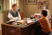 Bricks Therapeut Dr. Fulton (Dave Foley, l.) will Brick (Atticus Shaffer, r.) zeigen, wie er sich anderen Schülern annähern und mit ihnen Freundschaft schließen kann. In der Zwischenzeit stehen Sue und Axl vor der Herausforderung, für ein Schulprojekt zusammen zu arbeiten ...