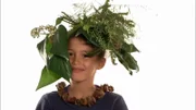 So kann ein Kopfschmuck mit vielen Sachen aus dem Wald aussehen.