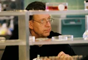 Kommissar Joe Hoffer (Jörg Gudzuhn) hofft, in der Rechtmedizin neue Hinweise zum aktuellen Mordfall zu erhalten.