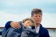 Präsident Kennedy mit Tochter Caroline in Hyannis Port.