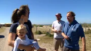 Eingefleischte Camper: Jens Köhler und Johannes Vieten zeigen den Urlaubern aus Augsburg ihren Stellplatz mit Meerblick. Für die Freunde aus Hamburg geht es mit ihrem Campingplatz am Naturstrand in Altenteil auf Fehmarn in die erste Saison.