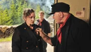 Karl Brenner (Uli Krohm, l.) zeigt seiner Frau Angela (Angelika Bartsch, l.) den Halstuchring ihres ermordeten Sohnes, den er im Schrank ihres jüngeren Sohnes Till (Tobias Nath, im HG) gefunden hat.