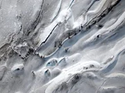 Wandern in der wei&szlig;en Wildnis &ndash;Beim Eis-Trekking am Perito Moreno gehen Touristen auf Tuchf&uuml;hlung mit dem Gletscher.