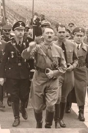 Adolf Hitler (vorne)