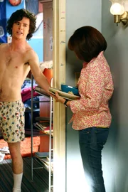 Der Streit zwischen Axl (Charlie McDermott, l.) und seiner Mutter Frankie (Patricia Heaton, r.) eskaliert, als der nicht pünktlich zu Hause erscheint und Frankie einen überaus peinlichen Auftritt auf Axls letzter Highschool-Party hinlegt ...
