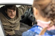 Ein Mann überredet ein 8-jähriges Kind, zu ihm ins Auto zu steigen. Er führt Böses im Schilde. Die Polizei braucht Monate, um ihm auf die Spur zu kommen.