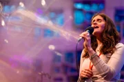 Gospel auf Spanisch: Sängerin aus Santiago de Chile beim Gospel-Jubiläum in der MHP Arena Ludwigsburg.