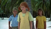 Tommy (Pär Sundberg, l.), Pippi Langstrumpf (Inger Nilsson, M.) und Annika (Maria Persson, r.) tricksen den Piraten Oskar, den Einäugigen, aus und klauen ihm sein Schiff.